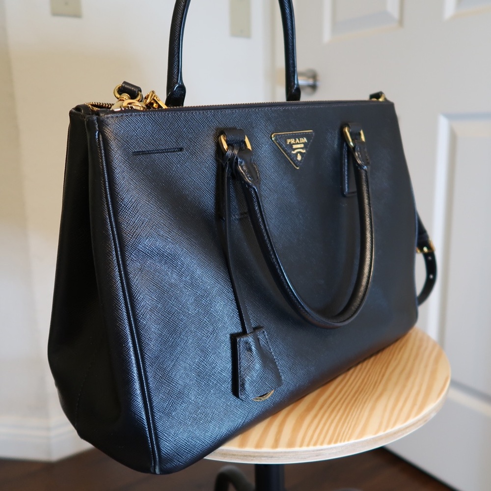 Auth. Prada Saffiano Medium